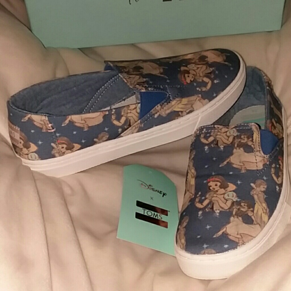 NWB Youth Girls Disney TOMS Snow White Shoes 6 Can